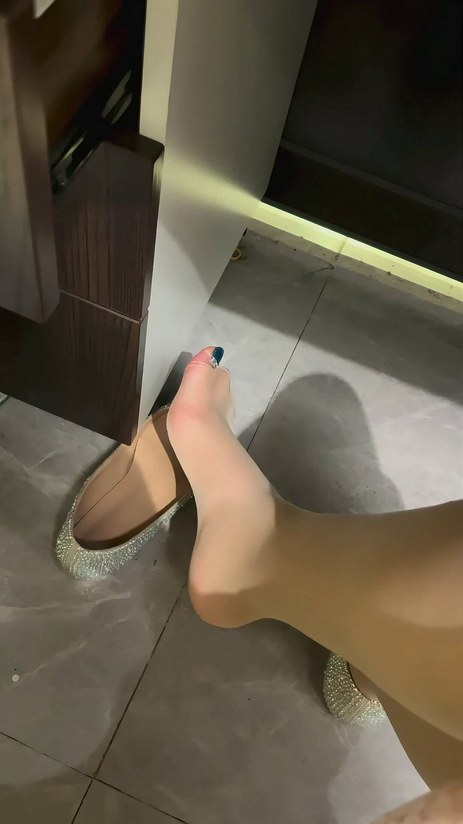 barely even had these on for a full day and they already ripped 😩 i can't win...