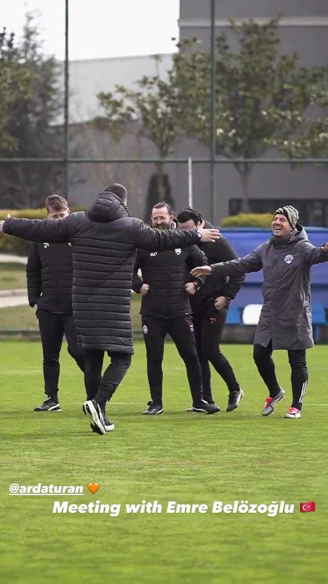 Kasımpaşa tesislerinde antrenman yapan Shakhtar'da teknik direktör Arda Turan ve Emre Belözoğlu'nun sarılışı