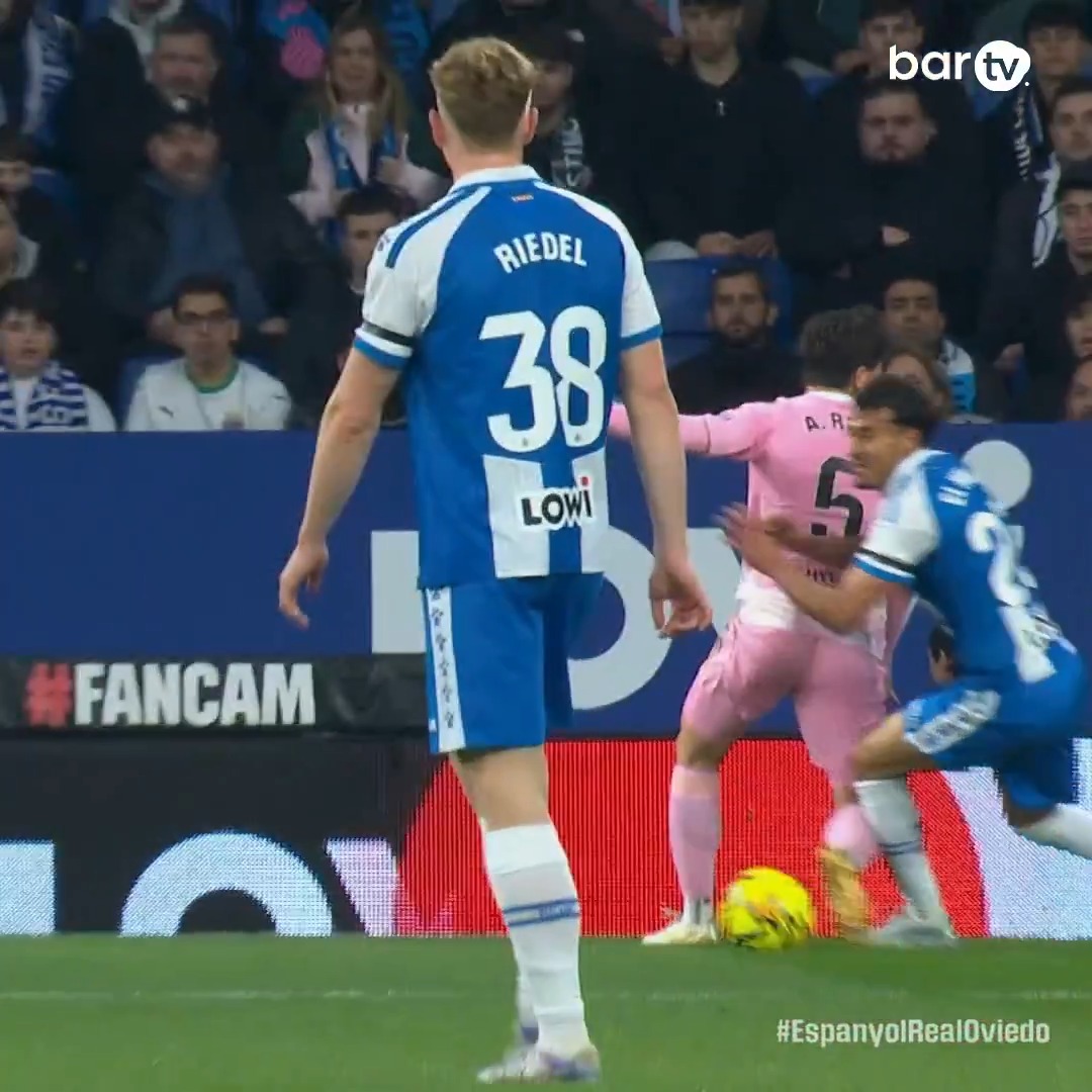 🔍 Ni el árbitro ni el VAR ven penalti a favor del RCD Espanyol de Barcelona 😡 ¡Manolo González no se lo cree! #TodoPasaEnTuBar