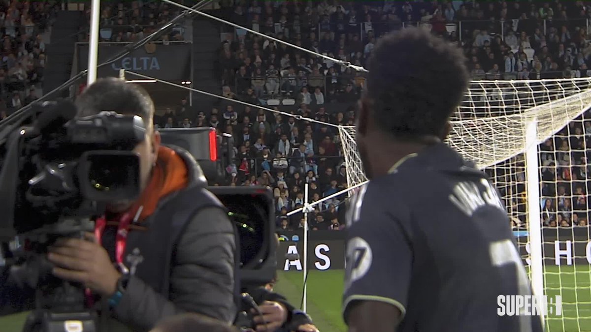 Pega un balonazo a la grada "Vinicius libera la tensión" esto es el madridismo sociológico señores