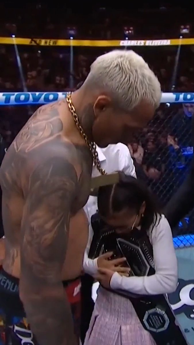 Charles Oliveira handing the BMF belt to his daughter is everything 💖