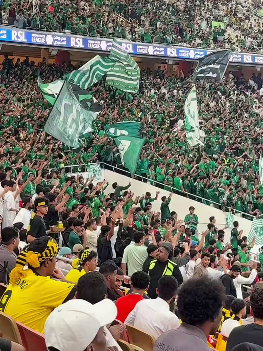 اخذ الاهلي الثلاثيه .. فتحوا قضية العويس ..!! اخذ الاهلي السوبر .. شعلوا القادسية سلف يشتكي ..!! تصدر الاهلي الدوري شغلوا الخانع يشتكي توني ..!! امــا تجيبوهــا بـــدق خشـوم والا البسوا الحذيــان مقلوبـه شغل المكاتب للضعيف عزوم وحنــا الردى مانعـرف دروبـه