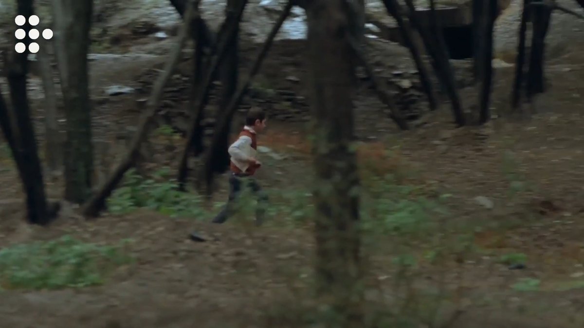 Um menino percorre vilarejos em busca da casa de um colega, tudo para devolver um caderno. ONDE FICA A CASA DO MEU AMIGO? (Abbas Kiarostami, 1987).