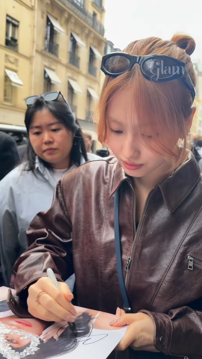 Momo signing for fans in Paris today, she looks so good with her new hair