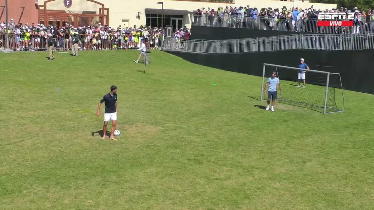 ¿Djokovic es zurdo para jugar al fútbol? 😱