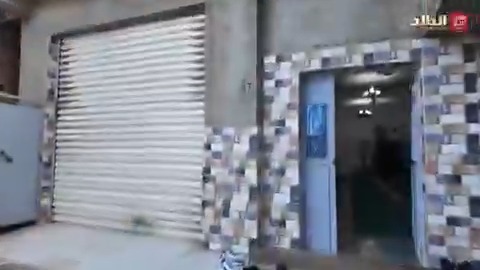 الجزائر ..🇩🇿 للوهلة الأولى، قد تظنه باب متجر أو مدخلاً عادياً، لكنه في الحقيقة هو باب مُصلى. بمبادرة استثنائية قام مواطن جزائري بالتبرع بمرأب منزله (الكاراج) ليحوله إلى مصلى تقام فيه الصلوات الخمس، تخفيفاً عن جيرانه، بسبب بعد المسجد عن الحي. ولم يتوقف كرمه عند هذا الحد بل قام ببيع سيارته الخاصة لتوفير تكاليف الأشغال واقتناء مستلزمات المصلى، بينما تكفلت زوجته بمهمة التنظيف ورعاية المكان، ليقدما معاً نموذجاً رائعاً في التكافل. يقول جاره أن صاحب المبادرة قام ببيع سيارته الخاصة بمبلغ 160 مليون سنتيم (حوالي 10 الاف دولار بسعر البنك) لتغطية تكاليف تجهيز الكاراج ليصبح المصلى جاهزا، جاعلاً هذا العمل صدقة جارية على والديه.