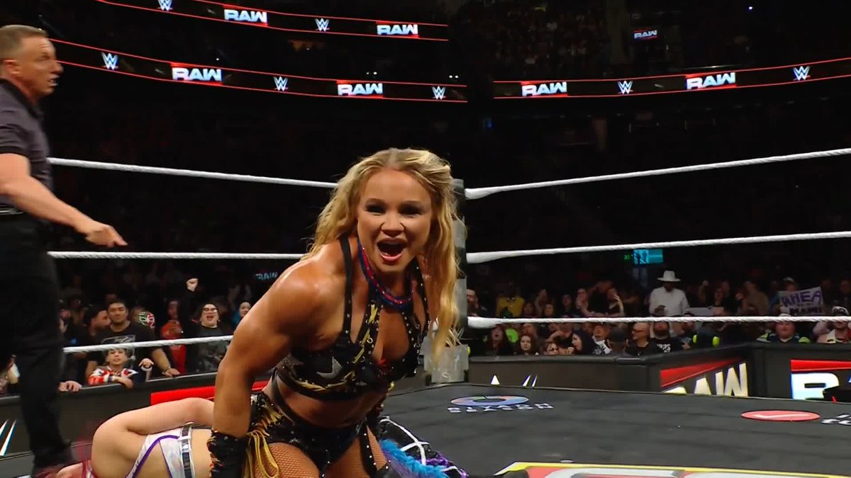 OH NO 😬 ivynile_wwe takes advantage of the vicious attack by Raquel Rodriguez and IYO SKY is eliminated!