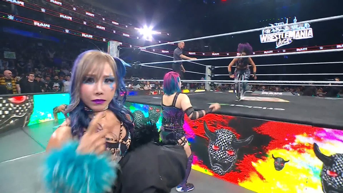 .Bayley came out of NOWHERE with that dive! 😂 💪