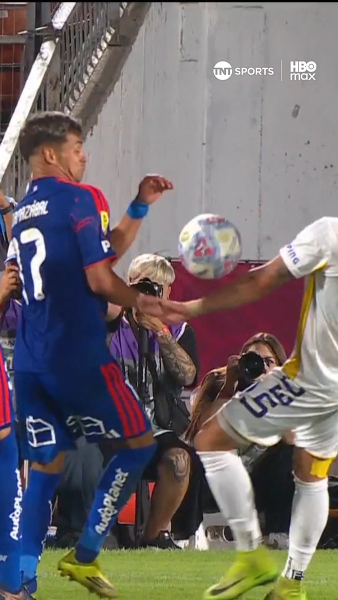👀⚽😱 ¿Era penal para Los Azules? Todos en #LaU pidieron que el árbitro cobrara esta mano de Pablo Parra, pero el juez central desestimó los reclamos. #MatchdayLunes Disfruta lo mejor de la #LigaDePrimeraMercadoLibre 2026. Suscríbete a #TNTSportsenHBOMax 📲💻 Link en la BIO 📍