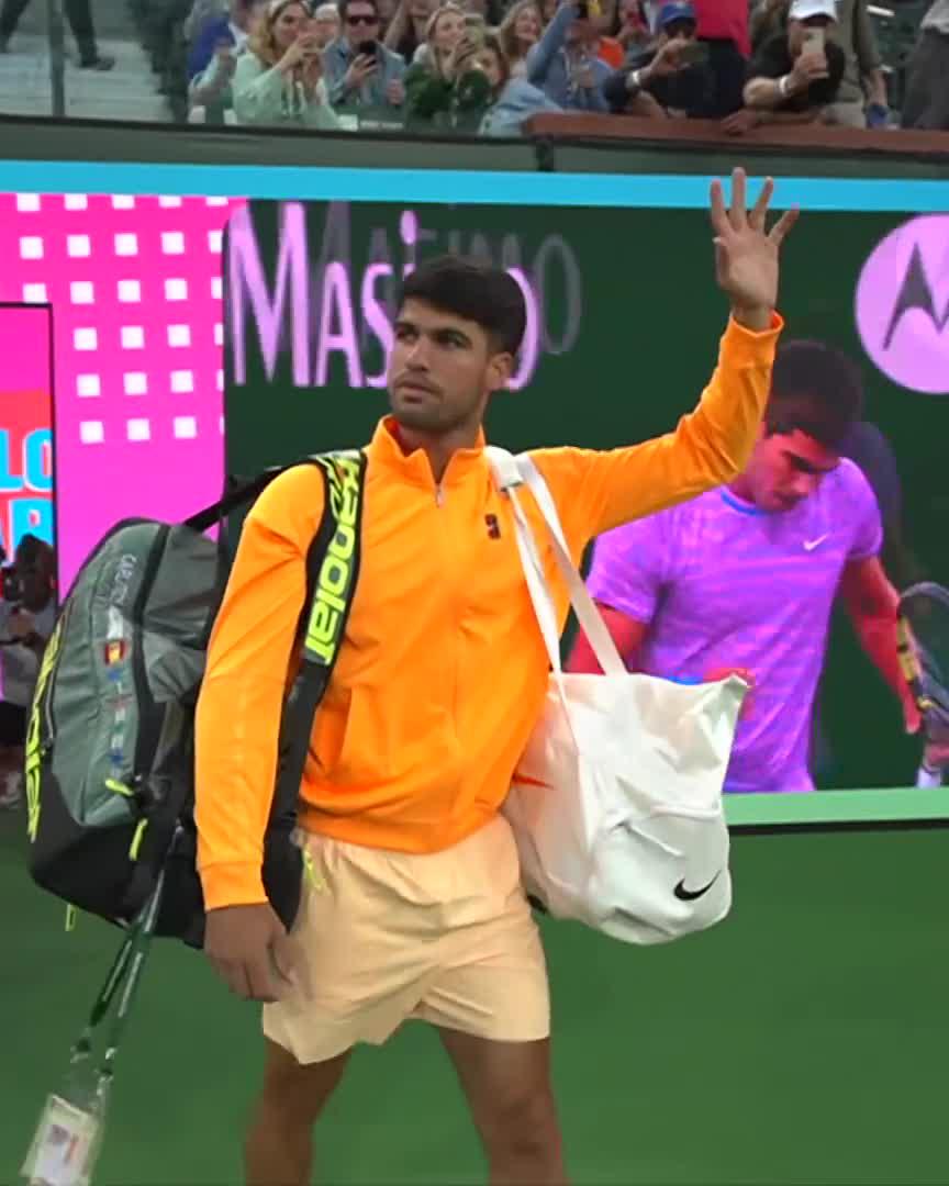 World No.1 in the house with some special guests 🐝 The bee squad is in town for Carlos Alcaraz Vs Rinderknech Stream live ->