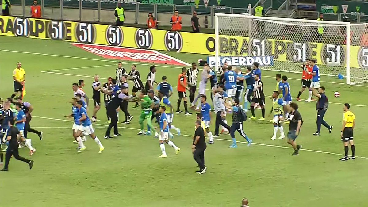 23 players were shown a red card between Cruzeiro and Atlético-MG following this brawl. (via ESPN Brasil)