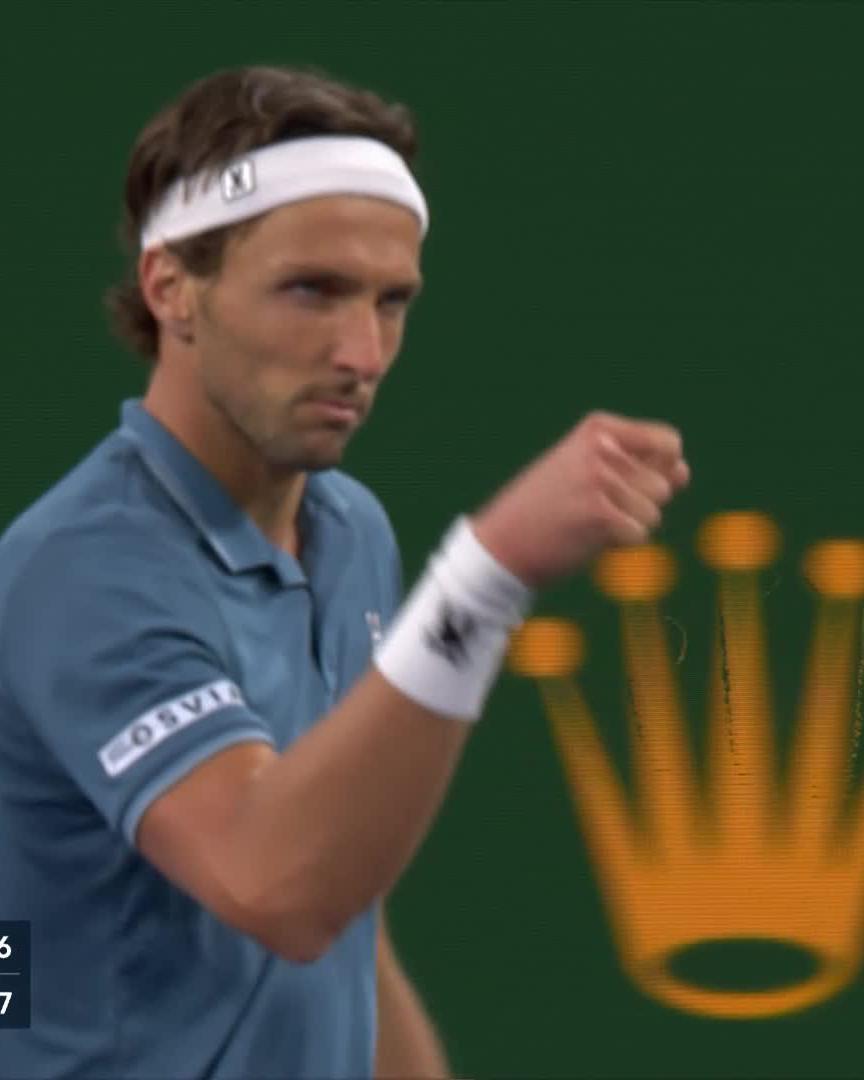 Upset brewing 😮 Arthur Rinderknech takes the opening set 7-6 over the World No.1 #TennisParadise