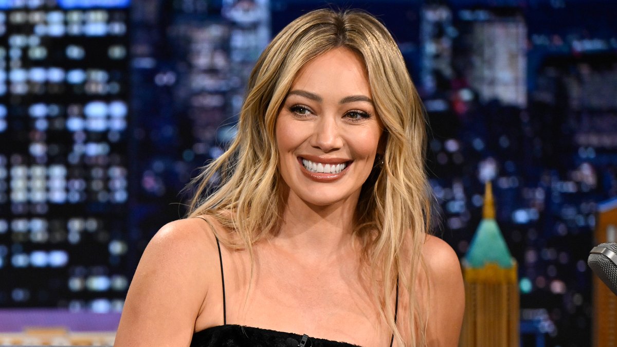 .Hilary Duff teaches Jimmy the viral “With Love” dance 😭 #FallonTonight