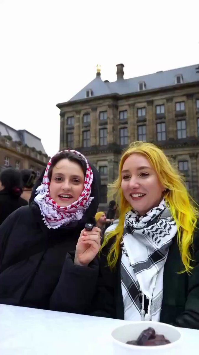 Hollanda’da toplanan ateist ve hristiyan gençler, müslümanlar için sokağa iftar sofrası kurdu.