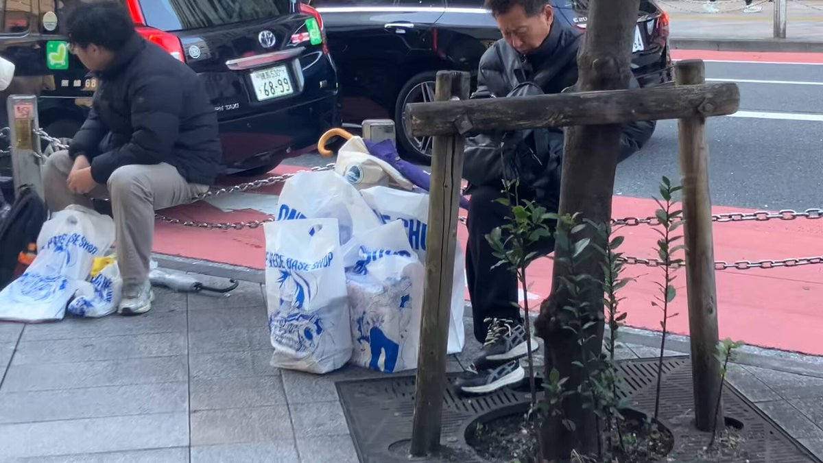 新宿丸井の現実。某外国人の奴らはこんなにまで転売する。 どんな育ち方したら、汚い地べたに座って下品な事を堂々と出来るの？ インバウンドってこんなんでいいの？こんな民度の人が日本に大量に来て、日本を荒らすだけ荒らして、 それを共生？？ふざけるのもいい加減にしてほしい💢 ※因みに盗撮とか言う左翼がいましたが、公道上からの撮影は盗撮ではありません。法律勉強して下さい。まず公道上でこんな外道な事をして他者の通行を妨害する方が、余程悪事です。