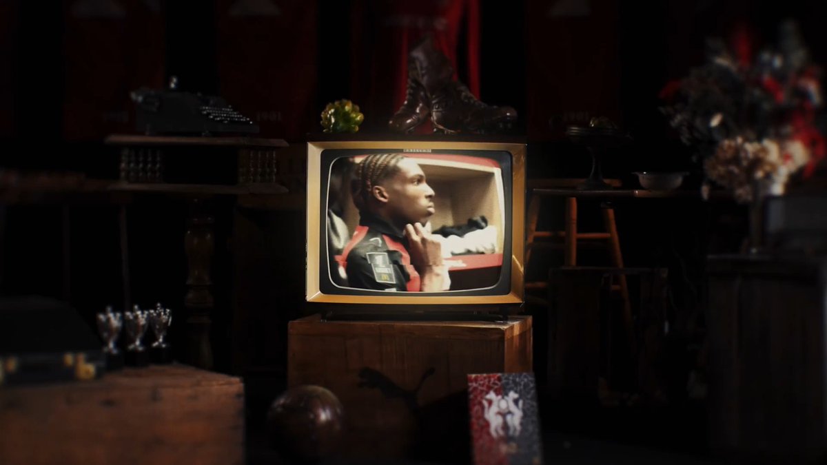 Il y a 125 ans, quatre étudiants, animés, inspirés. À l'encre Rouge et Noir, une histoire qui se conte, se transmet, se défend. Porté par la force de générations de supporters. Il était une foi, le Stade Rennais F.C. 📜