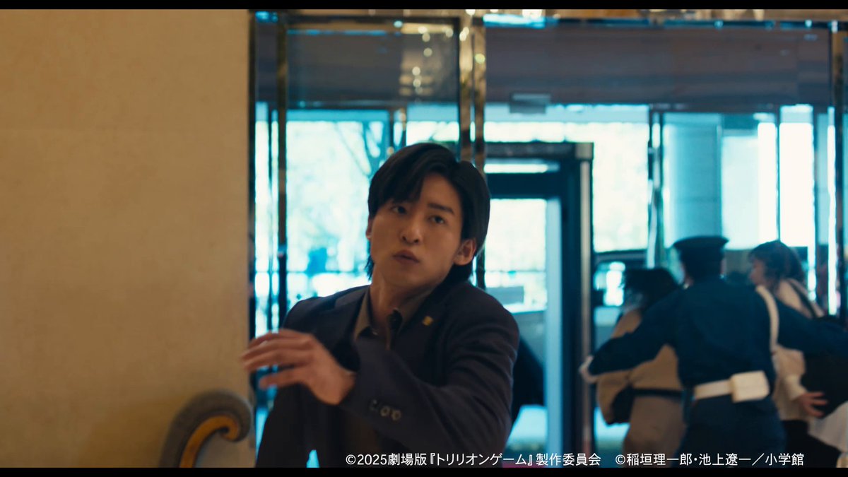 👀カジノの外では緊迫の展開も…？👀 #目黒蓮 さんが大人数を相手に戦う、 迫力のあるアクションシーンをチラ見せ！ 💰劇場版『#トリリオンゲーム』💰 プライムビデオで見放題独占配信中 視聴はこちらから👀