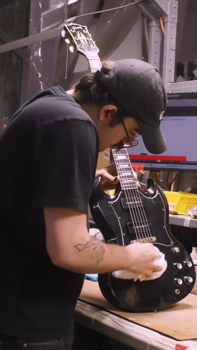 普段は決して公開されないGibson Customマーフィー・ラボの内部を少しだけ公開。 本物のヴィンテージ感を生み出すエイジド加工の秘密とは🤫 マーフィー・ラボ・コレクションはこちら #Gibson #ギブソン