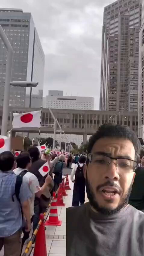 بدأ الانهيار في اليابان مما اضطرهم لفتح المجال للجنسيات الاخرى حتى يتداركوا بلدهم من الانهيار، اليابانية تتزوج الهندي قسرا الآن حتى لا تصبح لاجئة مستقبلا وبلدها منهار اقتصاديا ولا يستطيع اعالتها ولا توفير حياة كريمة هذا ماسيحصل في بلدك انت ايضا عزيزي المتابع في حال لم تتدارك الحكومات الوضع!