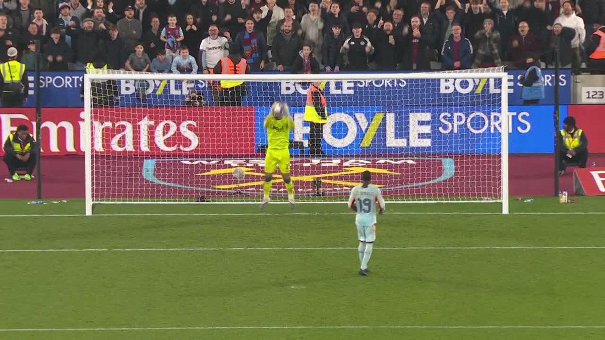 😳🇧🇫 El penal errado de Dango Ouattara para la eliminación de Brentford vs West Ham…no se entiende qué quiso hacer.