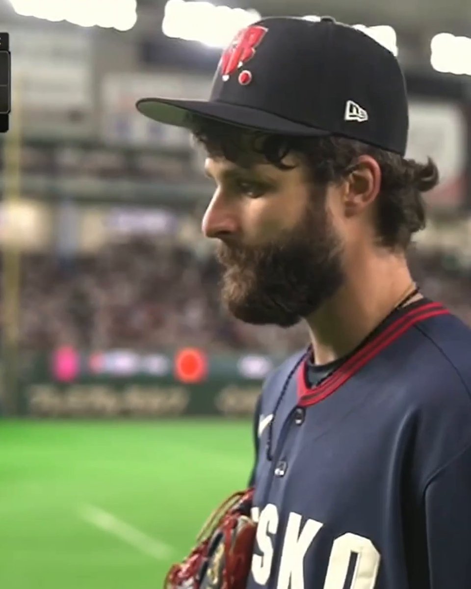 Czechia's Ondřej Satoria, who is a full-time electrician, received a standing ovation after throwing 4.2 shutout innings against Japan in WBC 👏
