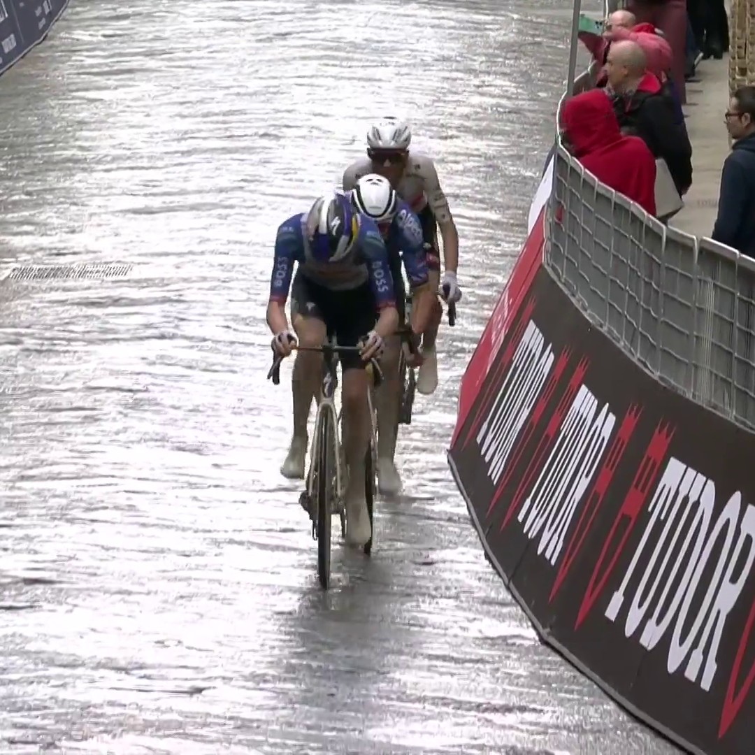 ¡Gran sprint final! Isaac del Toro🇲🇽 entra segundo y gracias a los 4 segundos de bonificación toma el liderato sobre Giulio Pelizzari🇮🇹 en la carrera por etapas (2.UWT) Tirreno-Adriatico 2026. Nuevamente Isaac demostrando todo su talento.