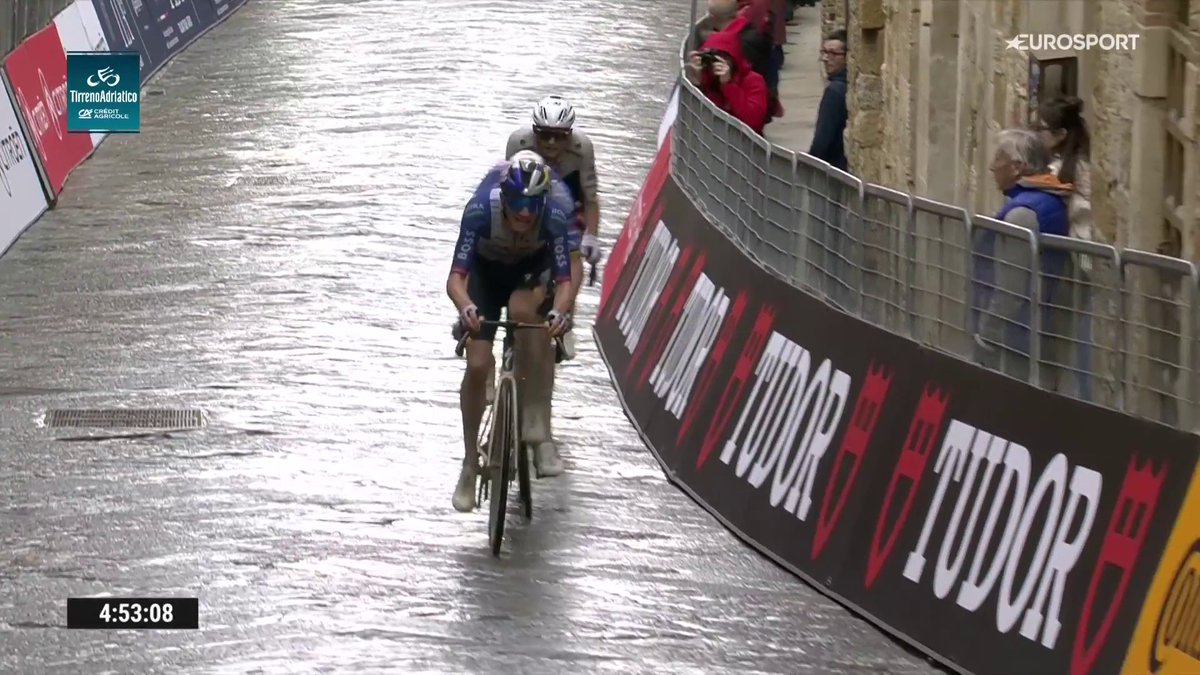 CHE FINALEEEEE 😱😱😱 Van der Poel si prende la seconda tappa della Tirreno-Adriatico ma che spettacolo con Giulio Pellizzari e Isaac Del Toro 🤩🤩🤩 #Ciclismo #Cycling #TirrenoAdriatico #vanderpoel