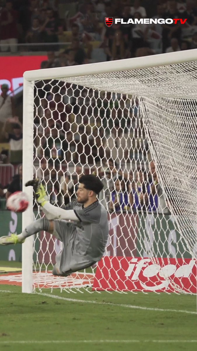 "NÓS TEMOS ROSSI!" Foi assim que o craque João Guilherme narrou a defesa que garantiu o hepta tri pro Mengão! Não tem jeito. Narração com emoção é na FlamengoTV! #LanceDoJogo