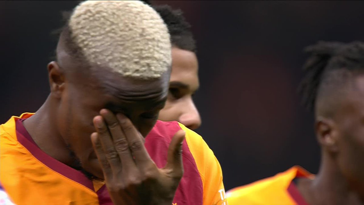 La hinchada del Galatasaray le hizo hoy una bandera sorpresa a Victor Osimhen y su mamá, que falleció cuando él tenía seis años. Victor se emociona al verla, se acerca y agradece a toda la tribuna, con un corazón… Qué hermoso momento. ❤️🇳🇬