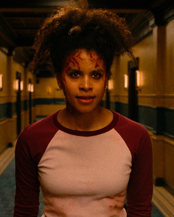 ELES VÃO TE MATAR estreia em duas semanas nos cinemas brasileiros. O thriller acompanha uma mulher que trabalha como faxineira em um arranha-céu de Nova York e descobre um possível culto satânico.