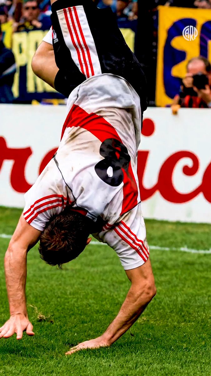 #UnDíaComoHoy 🔙 2002 | 🤩 Goles de Cambiasso, Coudet y una inolvidable vaselina de Rojas para el 3-0 de River en La Boca. ⚪🔴⚪