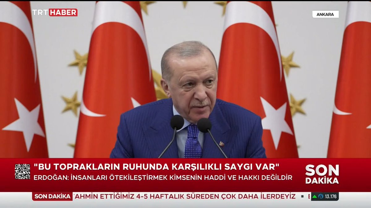 “İslam düşmanlığı, bir arada yaşama kültürünü açıkça tehdit ediyor” Cumhurbaşkanı Erdoğan: İslam düşmanlığı nasıl bir insanlık suçuysa antisemitizm de suçtur. Cami, kilise, havra demeden bombalayan, ibadethanelere dahi saygısı olmayan DEAŞ'vari karanlık yapılara müsamahamız yok.
