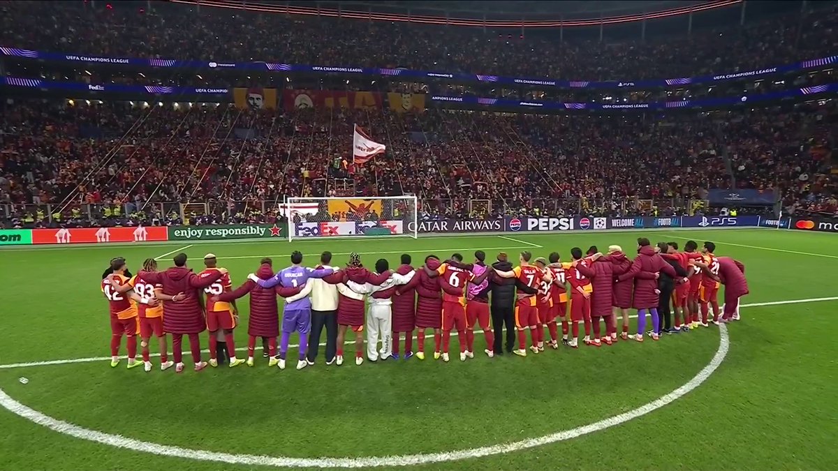 The Galatasary players soak in the atmosphere after defeating Liverpool 1-0 🔊 📺 TNT Sports &amp; discovery+ UK