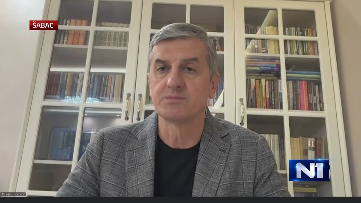 Advokat Zlatka Kokanovića, Vladimir Terzić izjavio je za #N1Direktno da "postoji svedok koji je pomerio automobil Kokanovića", te da on nije postavio taj auto. "To je bitna činjenica koju Zlatko treba u svoju odbranu da istakne, moramo da razmotrimo sve konsenkvence toga. Ima brojnih svedoka koje tužilaštvo nije predložilo, ali mi ćemo ih predložiti", kaže Terzić. Kako je rekao, hapšenje Gavrila Andrića nije video, osim na mrežama. "A kasnije, posle izlaska iz suda čuli smo da je čovek koji je snimao odlazak marice priveden. Potpuno neosnovano, bez ikakvog razloga, ništa zabranjeno nije bilo u njegovom činu. Posle je bilo jasno da je snimio nešto što je bilo neprijatno za policiju. Kad i kriminalci dolaze u sudnicu nekako je nepisano pravilo da im se odobri kontakt sa rodbinom, ako ne postoji bezbednosni problem. Ovde nije postojao, Zlatko Kokanović je miran čovek, on je danas mirno koračao ka sudnici, bio, slušao šta se dešava", kaže Terzić.