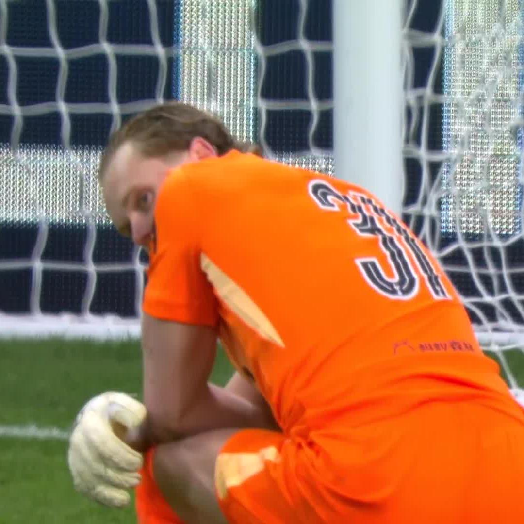 Tottenham-Keeper Kinsky verursacht durch Fehlpässe 2 Gegentore in den ersten 16 Minuten - und wird bei seinem Champions-League-Debüt direkt ausgewechselt #DAZNmoment #UCL