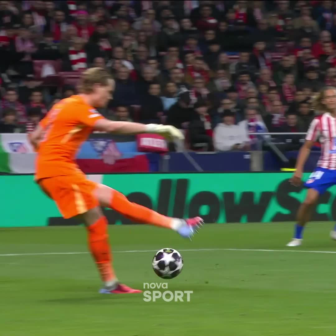 Tak tohle se nepovedlo... Antonín Kinský podruhé chyboval, dostal třetí gól a jeho debut v Lize mistrů po 17 minutách končí střídáním. #NovaSport | #UCL