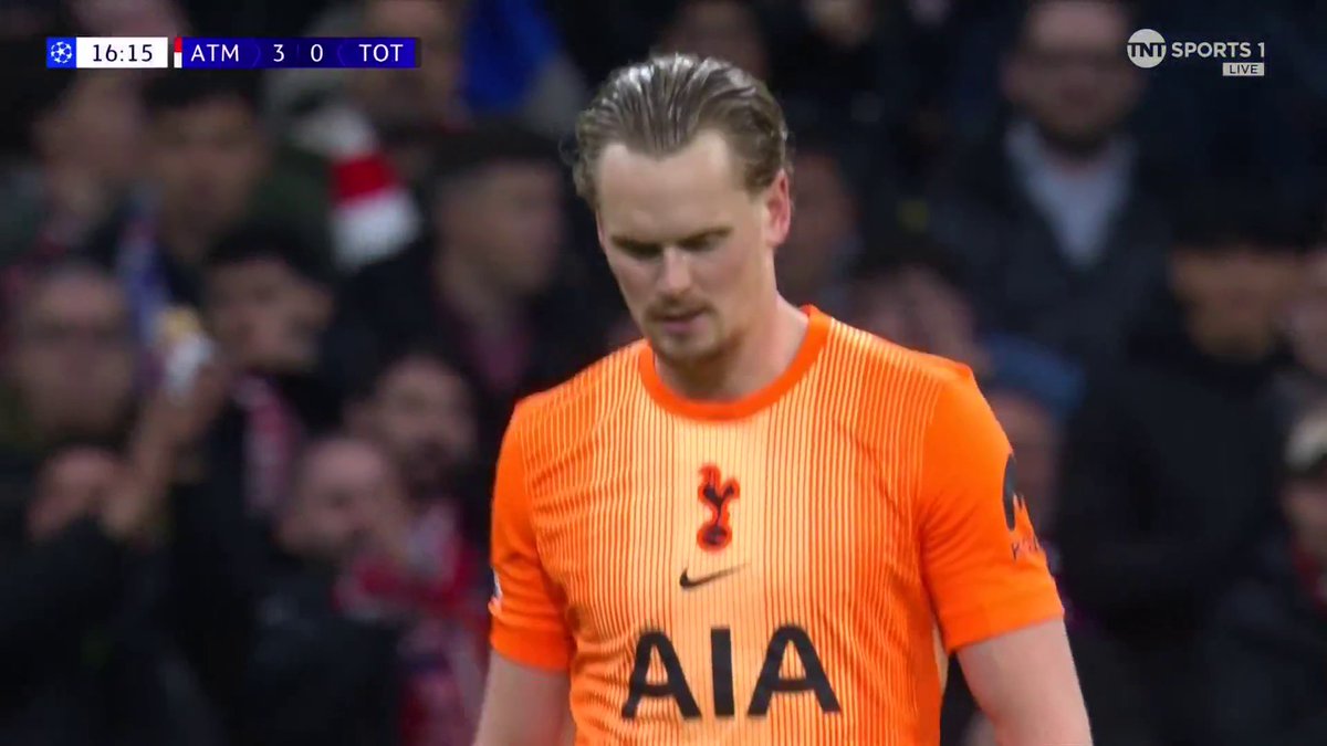 On a purely human level, that must be an incredibly difficult thing for Kinsky to deal with. Can’t ever remember seeing anything like it before. I’m sure it has happened that early to a keeper but I can’t recall it.