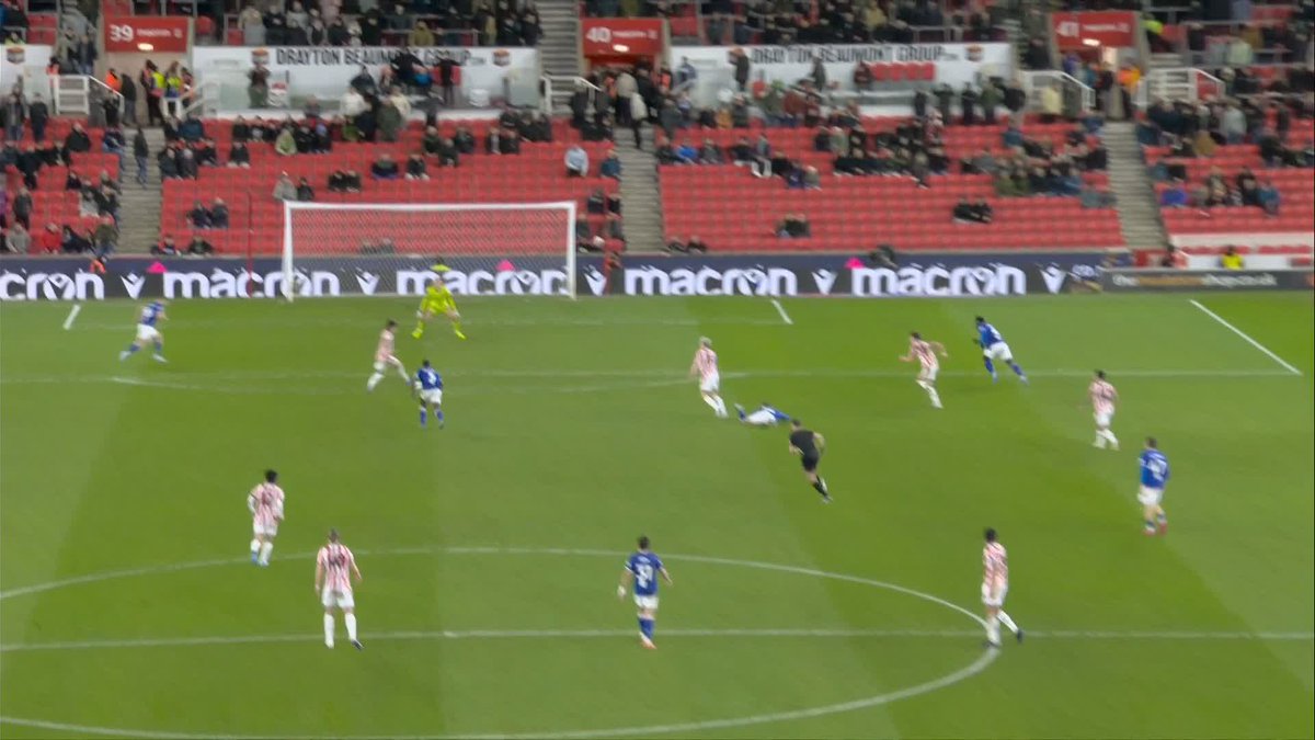 Stoke 2-0 up against Ipswich. Seriously, wtf are Ipswich doing at the back here? 🤯