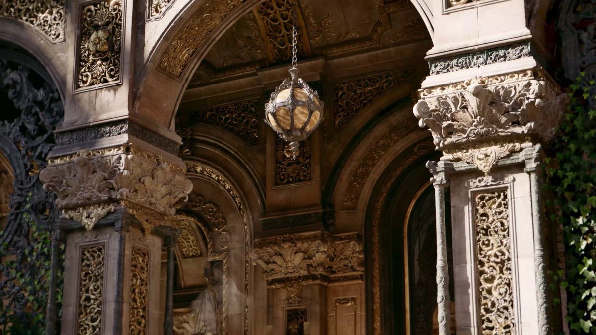 Large-scale natural environments are a challenge for real-time ray tracing. RTX Mega Geometry handles massive scenes and updates them up to 100x faster than previous methods, enabling full‑fidelity path tracing with advanced detail.
