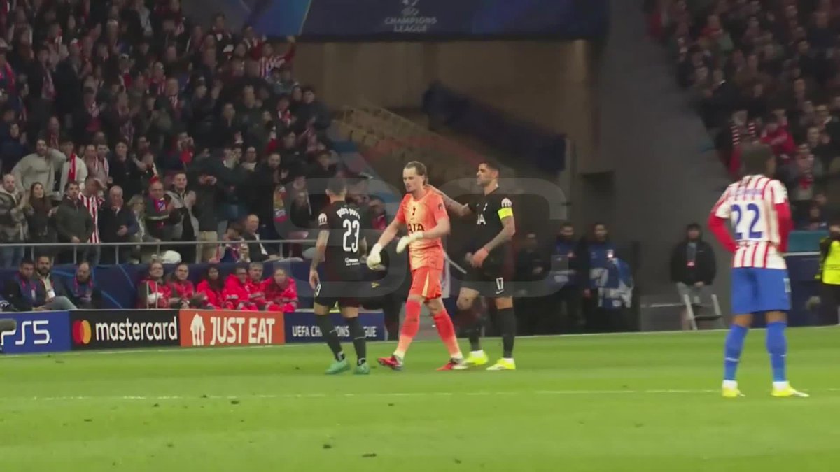 ¡¡UN CAPITÁN CON TODAS LAS LETRAS!! Tras los bloopers vs. Atlético de Madrid, el arquero Antonín Kinsky fue reemplazado a los 17 minutos de partido: Cuti Romero se acercó trotando para consolarlo antes de su salida. 👏🏻🇦🇷
