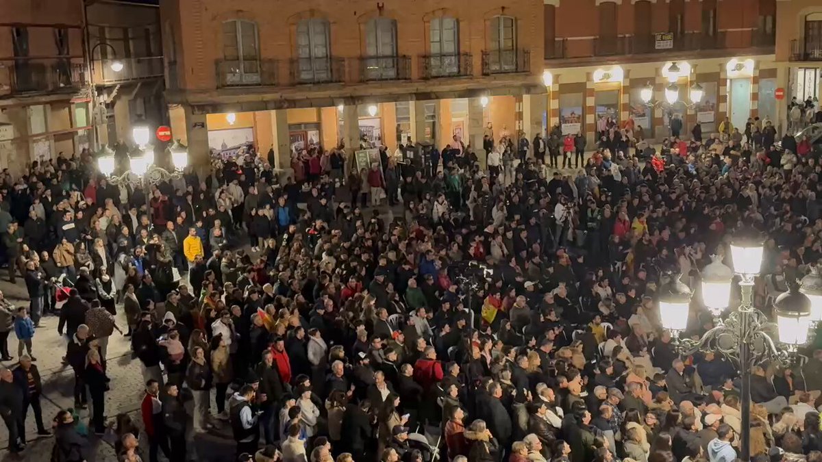 Mete más gente Abascal en un pueblo de 15 mil habitantes que el PP y el PSOE en sus cierres de campaña