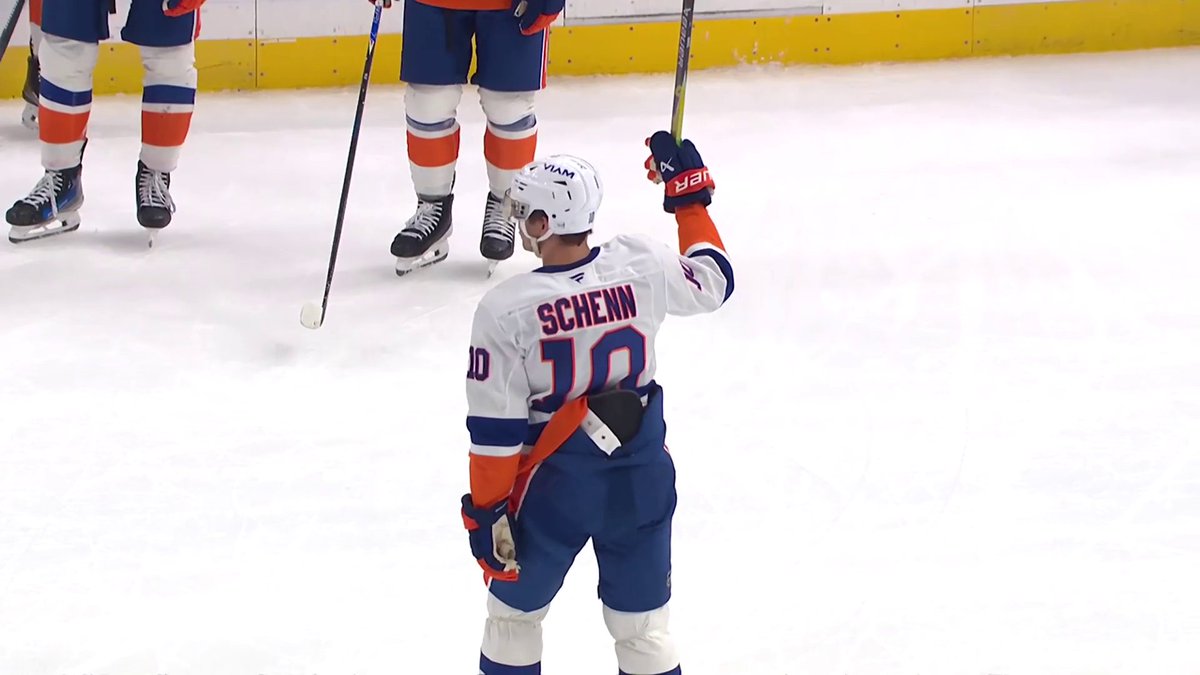 Brayden Schenn is welcomed back to St. Louis with a standing ovation! 👏 He played 650 games for the St. Louis Blues before he was traded to the Islanders last week. 📺: NHLonTNT &amp; hbo max fka ➡️