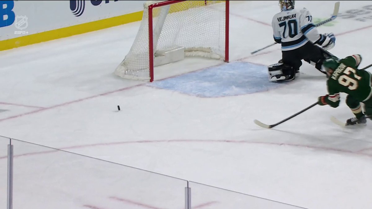 KAPRIZOV SCORES FROM HIS KNEES 🥶 What an effort to open to find the back of the net 😮💨