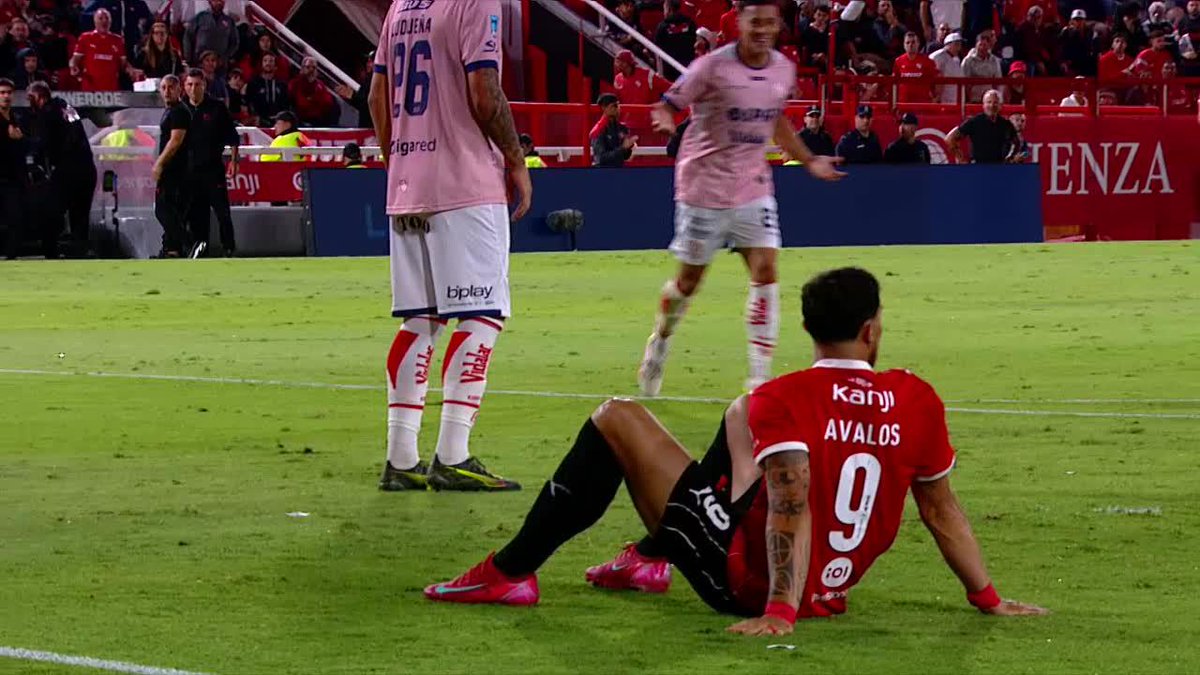 Más allá del agónico 4-4 de Independiente ante Unión, hubo una gran POLÉMICA a favor del Rojo en Avellaneda. Merlos sancionó penal por esta supuesta infracción sobre Ávalos... ¿Qué te pareció?
