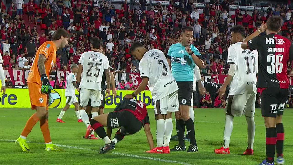 ATENCIÓN A ESTA IMAGEN, LEPROSOS: Agarrón a Goitea y "SIGA, SIGA"... ¿Debió revisar esta jugada en el VAR el árbitro Lobo Medina? ¡Fue la última del partido!