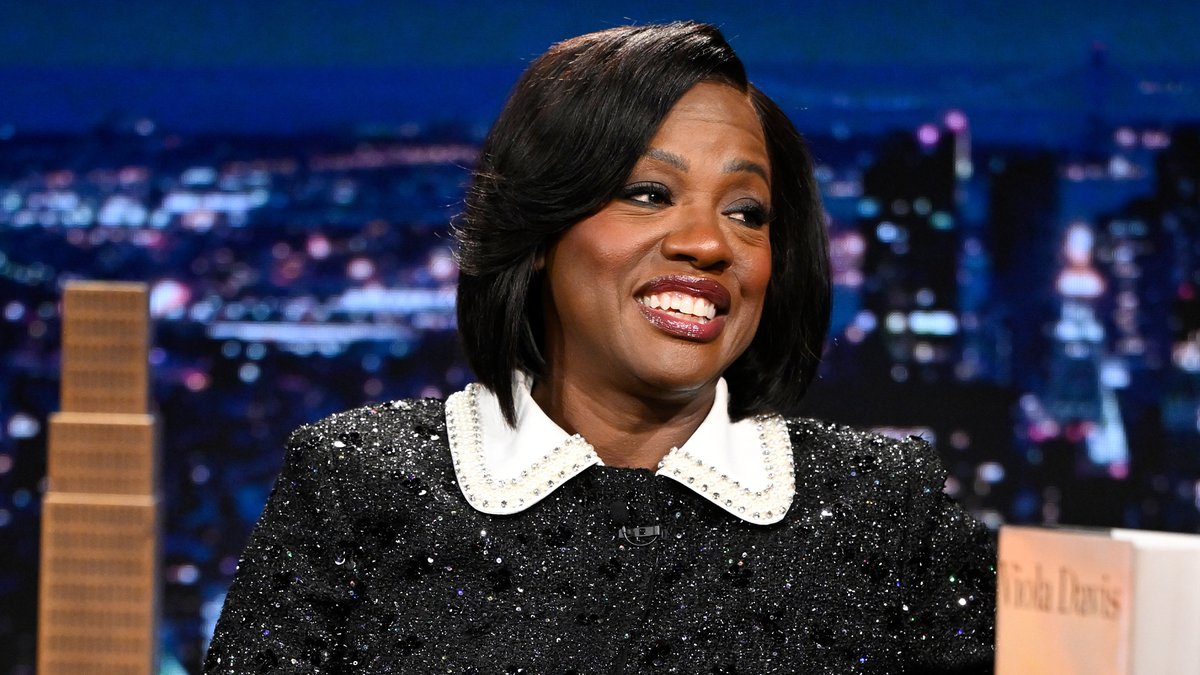.Viola Davis showed her inner “auntie at the party that's had one too many beers” while presenting Michael B. Jordan his award for Best Male Actor at The Actor Awards 🤣 #FallonTonight