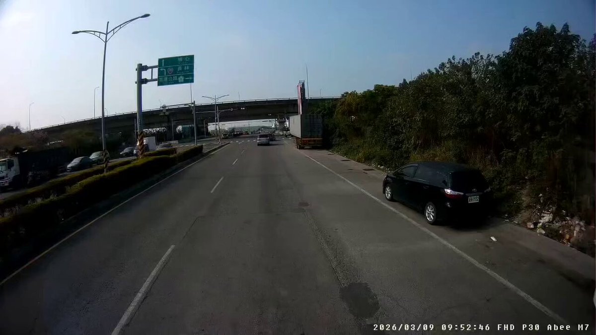 2大車轉彎路口卡死，左邊是全拖視角，右邊是路口監視器視角 #彰化