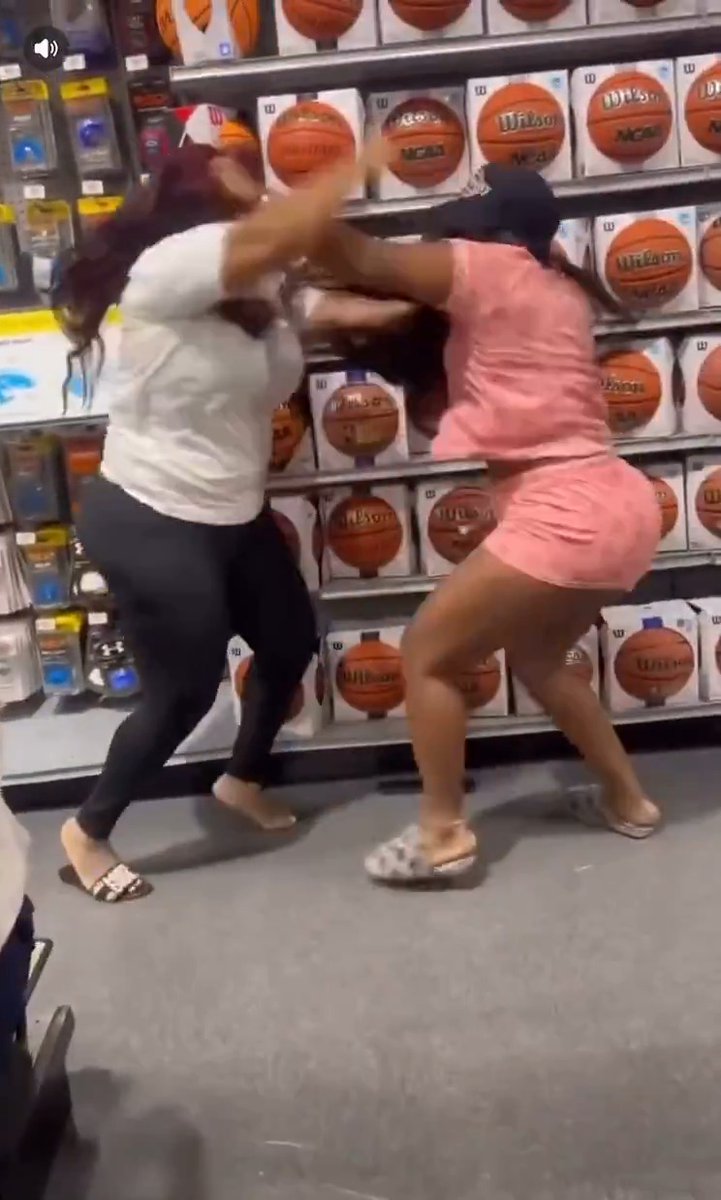 Crazy fight inside a store in Austin TX Chicks get into a fight #fight #texas