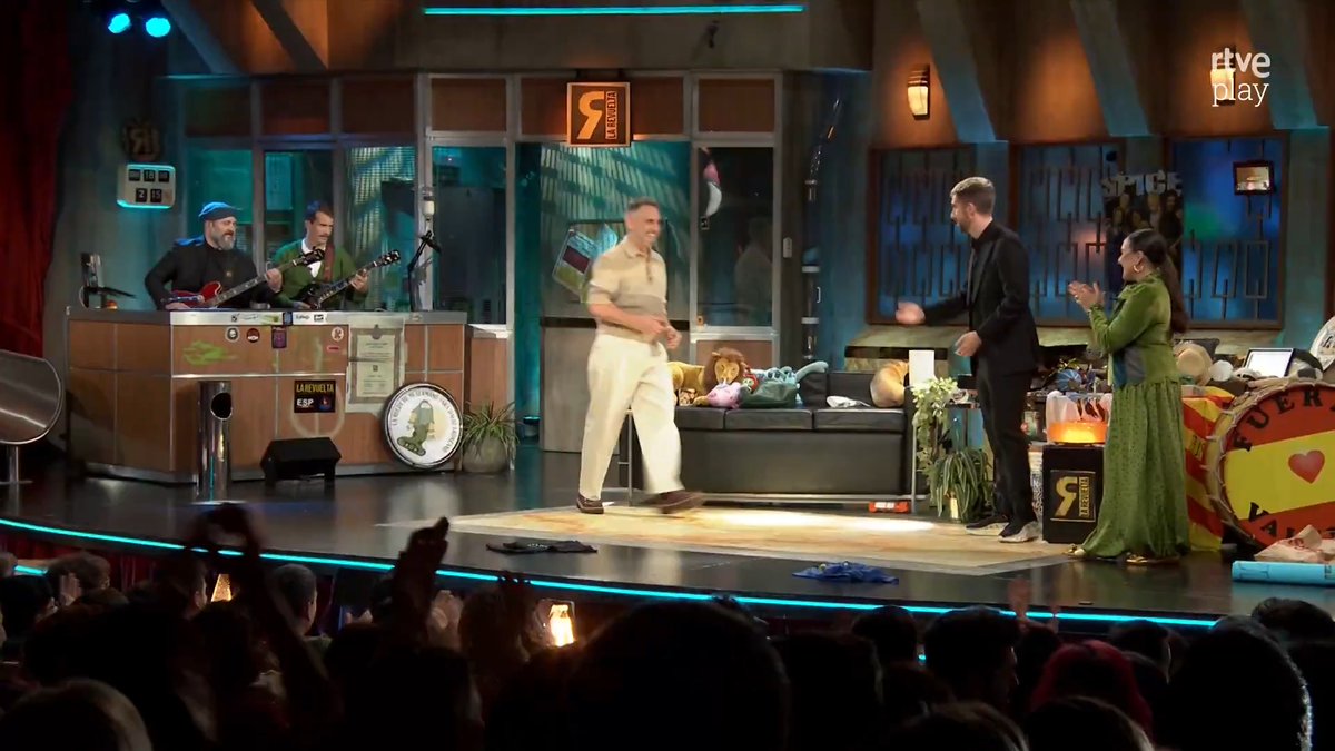 #Audiencias 📈 | La Revuelta alcanza 1.215.000 espectadores de media (9,3%) este martes. 🥁 El programa presentado por David Broncano consigue 3.616.000 espectadores únicos. 🥁 LIDERA en el grupo de 25 a 44 años (15%). #ImparablesRTVE