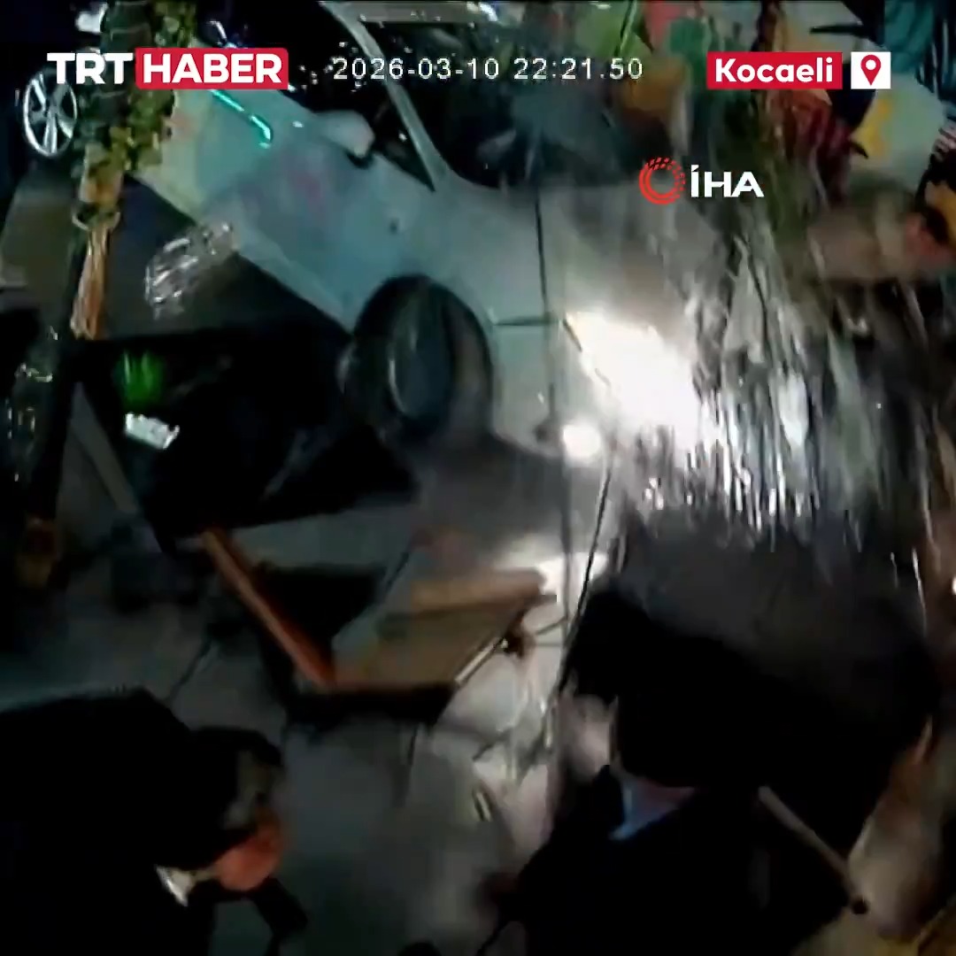 Kocaeli'de kontrolden çıkan bir otomobil kafeye daldı.